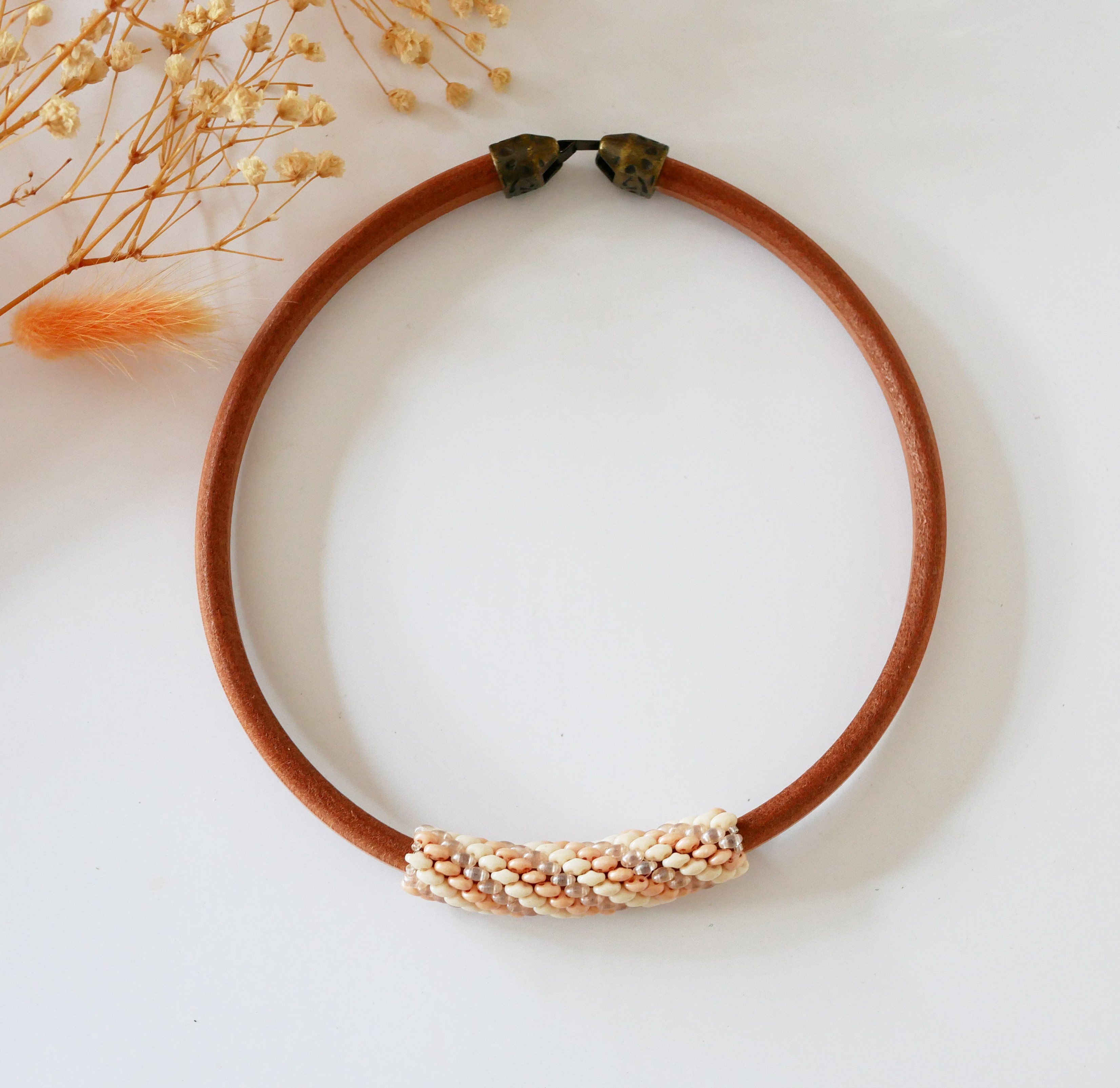 Regaliz läderhalsband med nakna pärlor