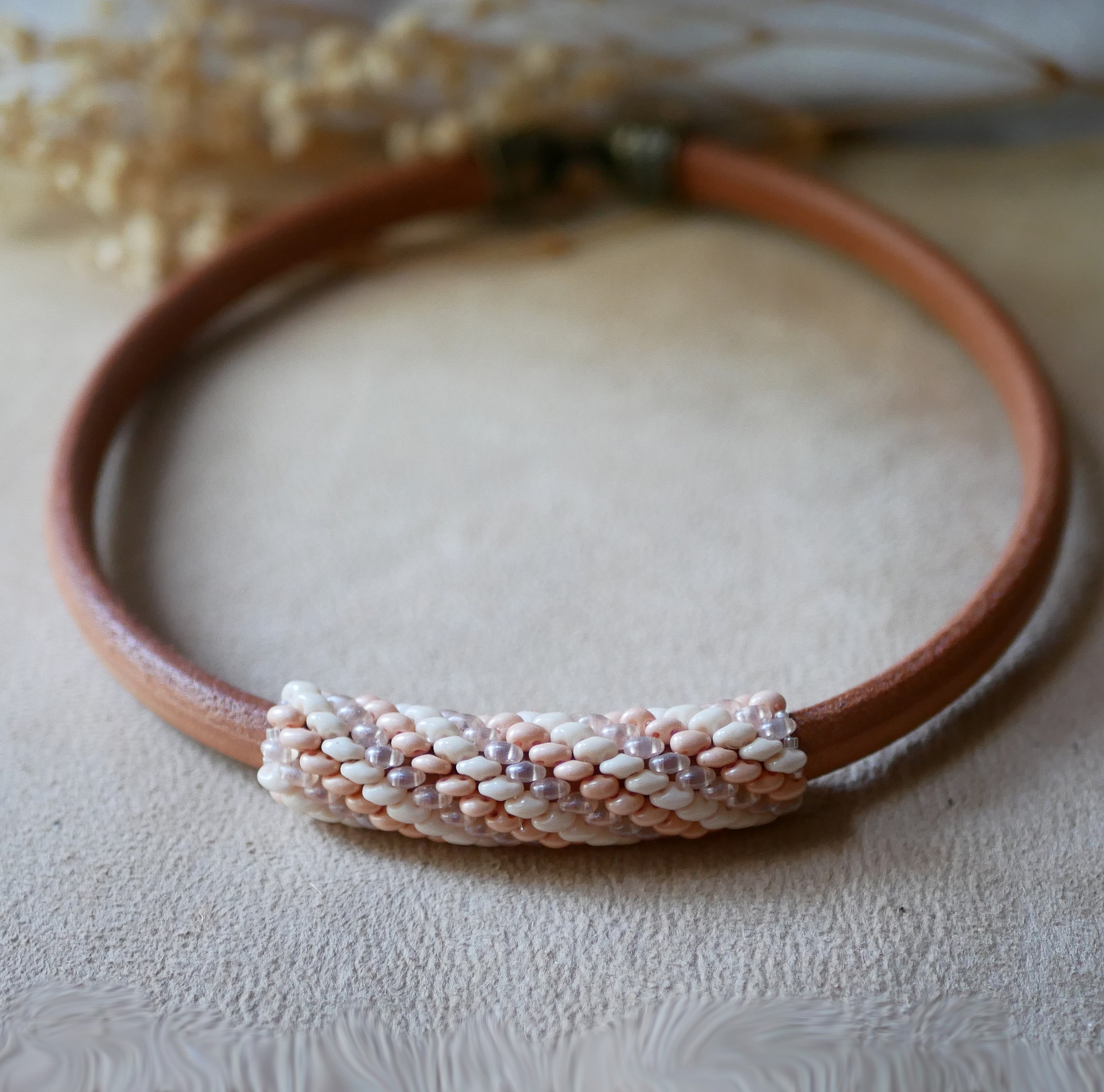 Regaliz l&auml;derhalsband med nakna p&auml;rlor