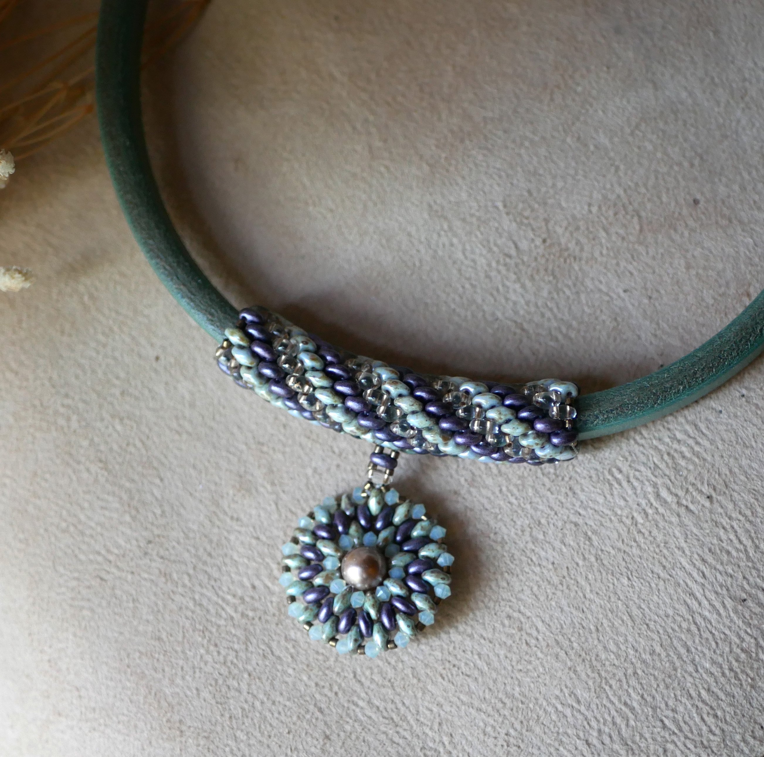 Halsband läder hänge Regaliz pärlor Lila/grön