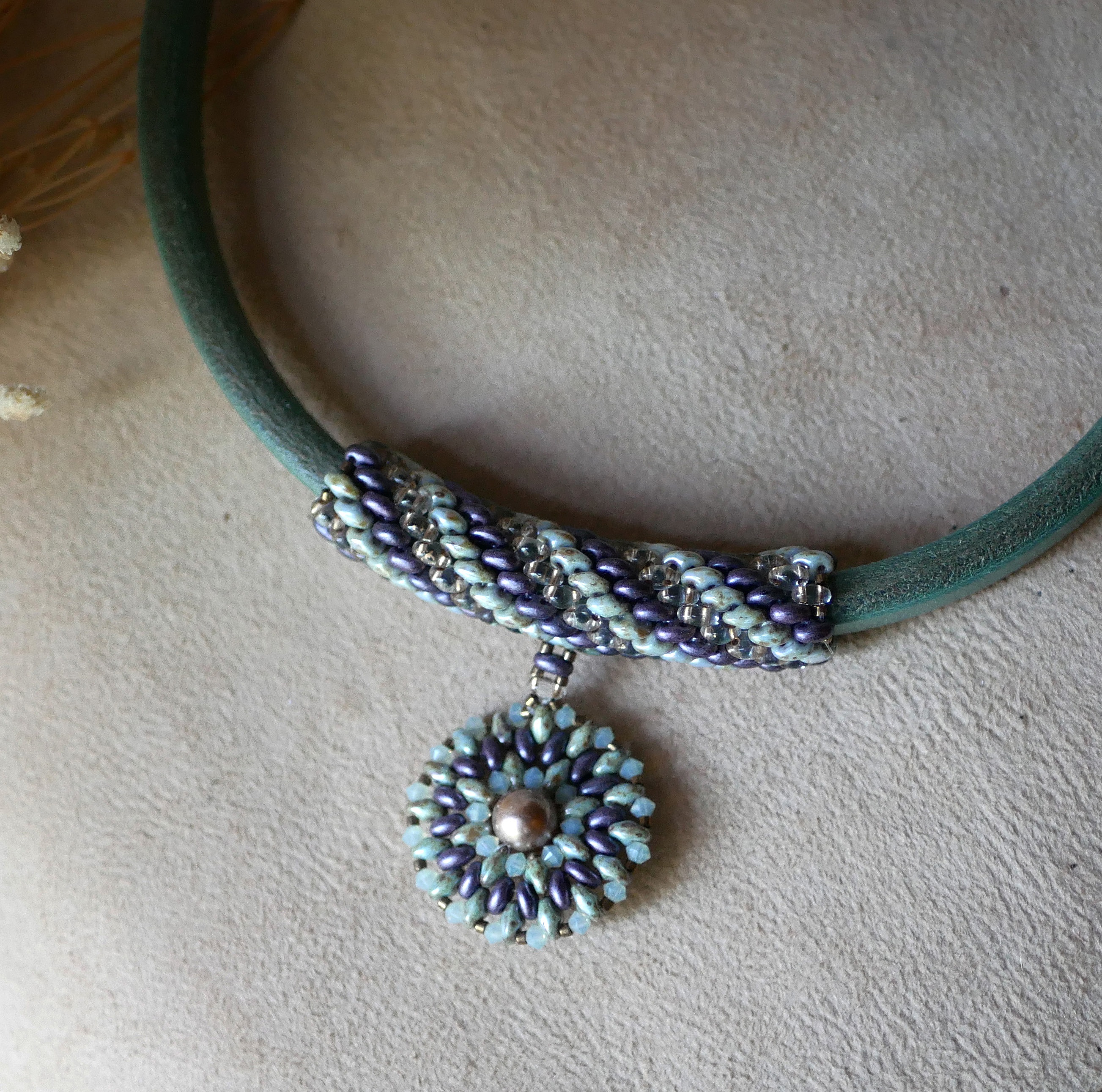 Halsband l&auml;der h&auml;nge Regaliz p&auml;rlor Lila/gr&ouml;n