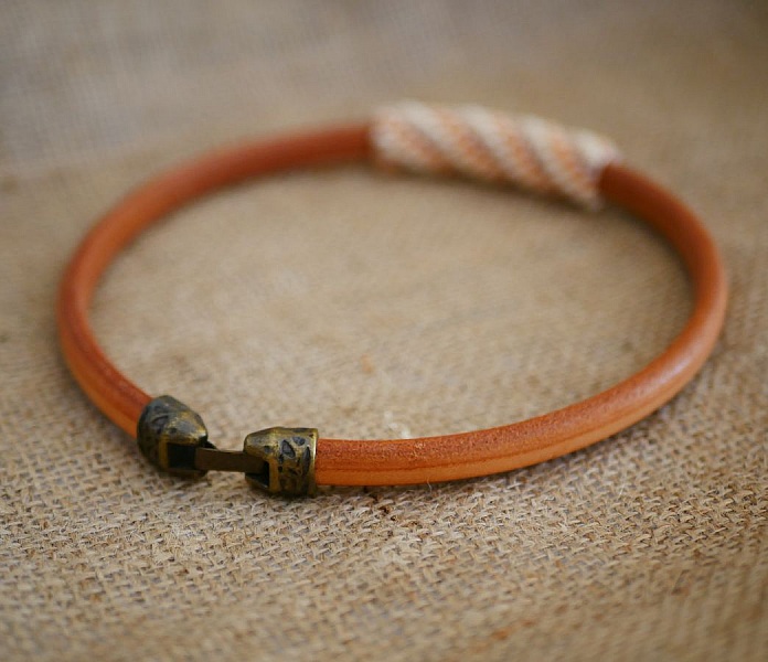 Regaliz l&auml;derhalsband med nakna p&auml;rlor