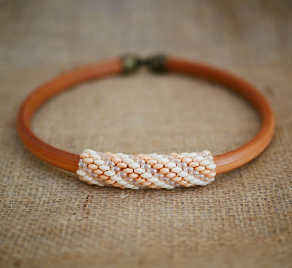 Regaliz läderhalsband med nakna pärlor