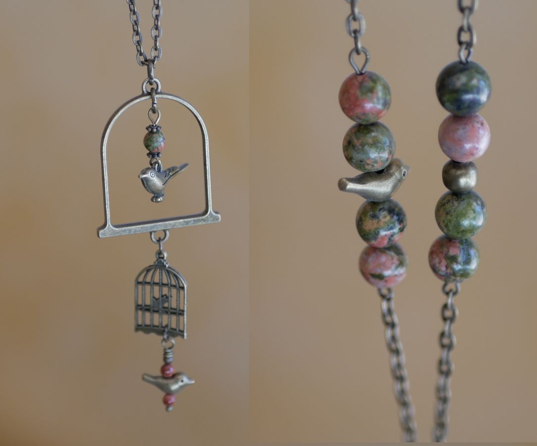 Halsband med lång fågel som hängsmycke