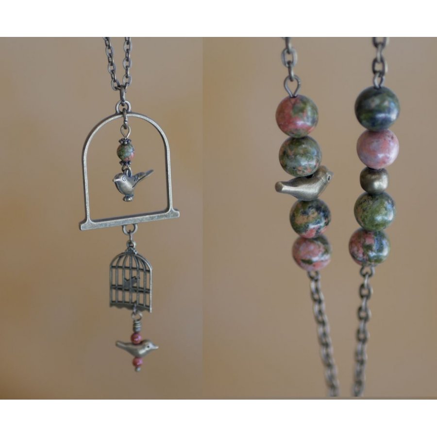 Halsband med lång fågel som hängsmycke