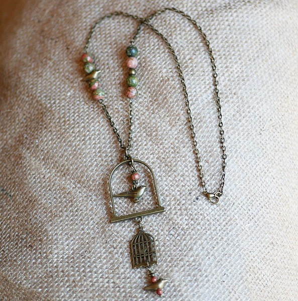 Halsband med l&aring;ng f&aring;gel som h&auml;ngsmycke