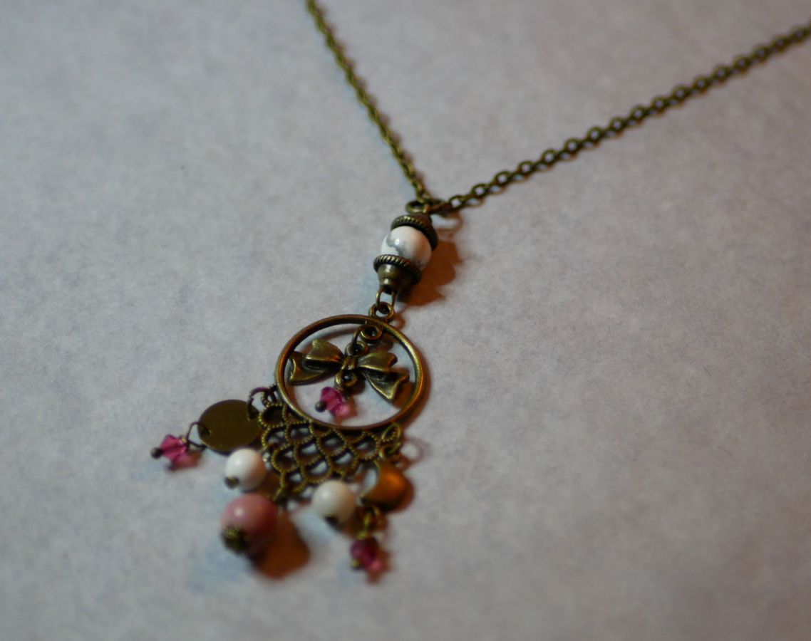 Halsband med bohemiskt hänge och naturstenar 