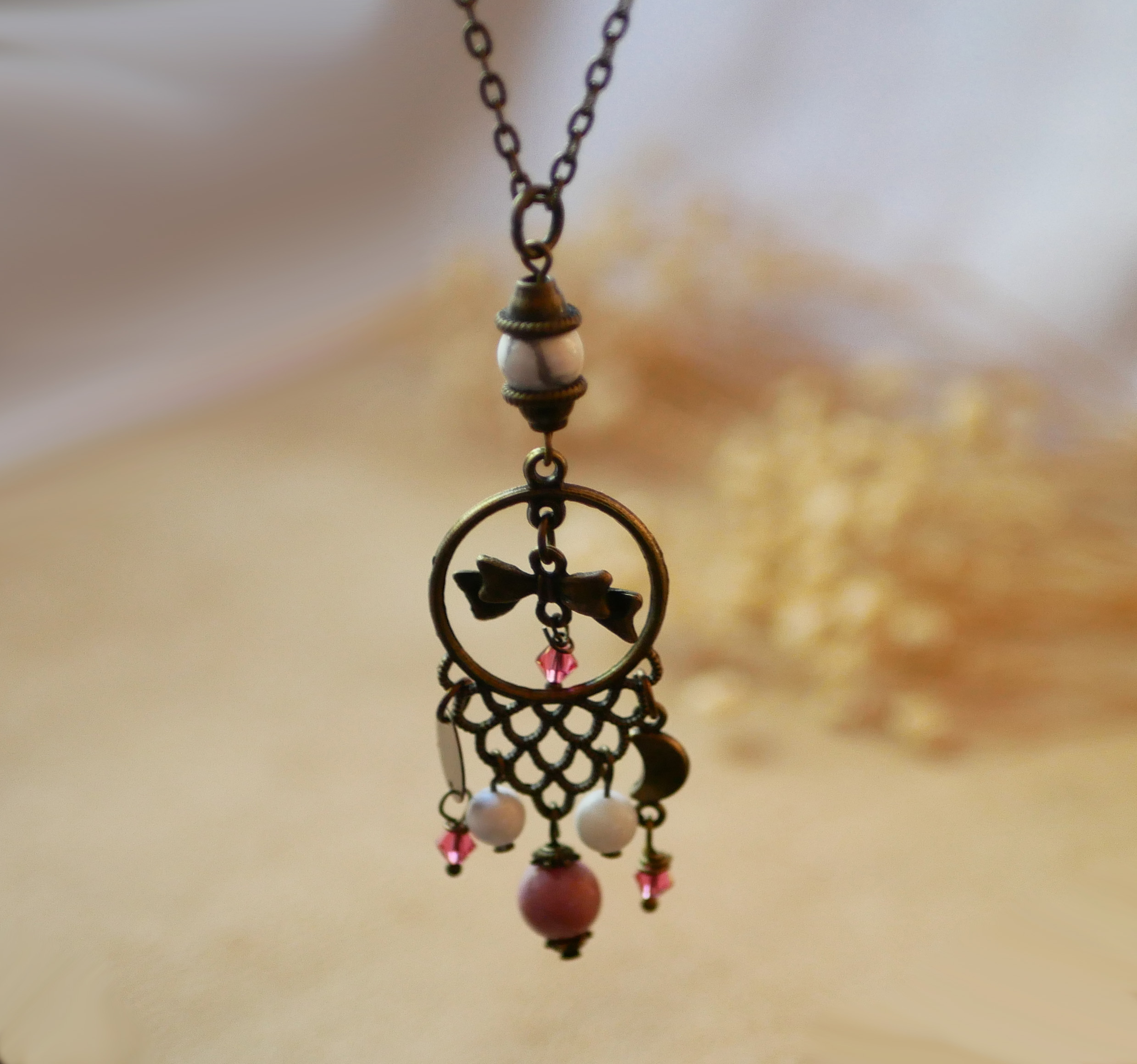 Halsband med bohemiskt hänge och naturstenar 