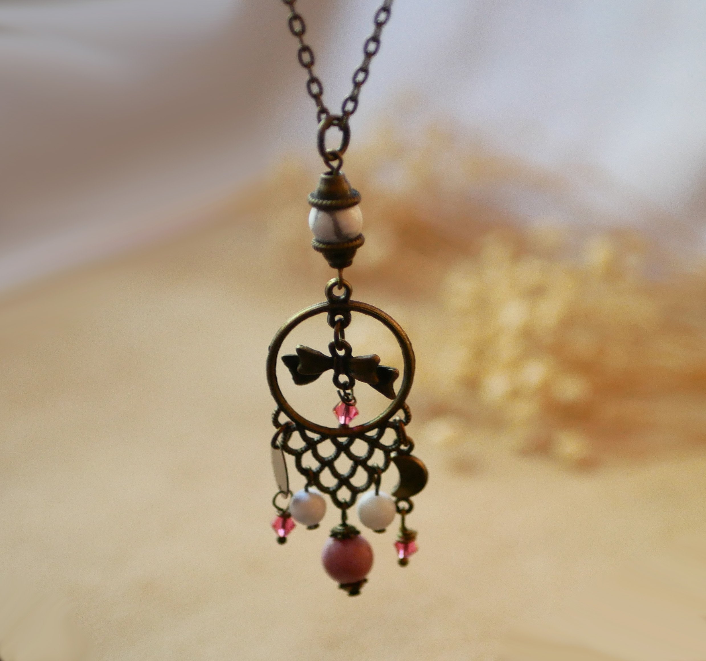 Halsband med bohemiskt hänge och naturstenar 