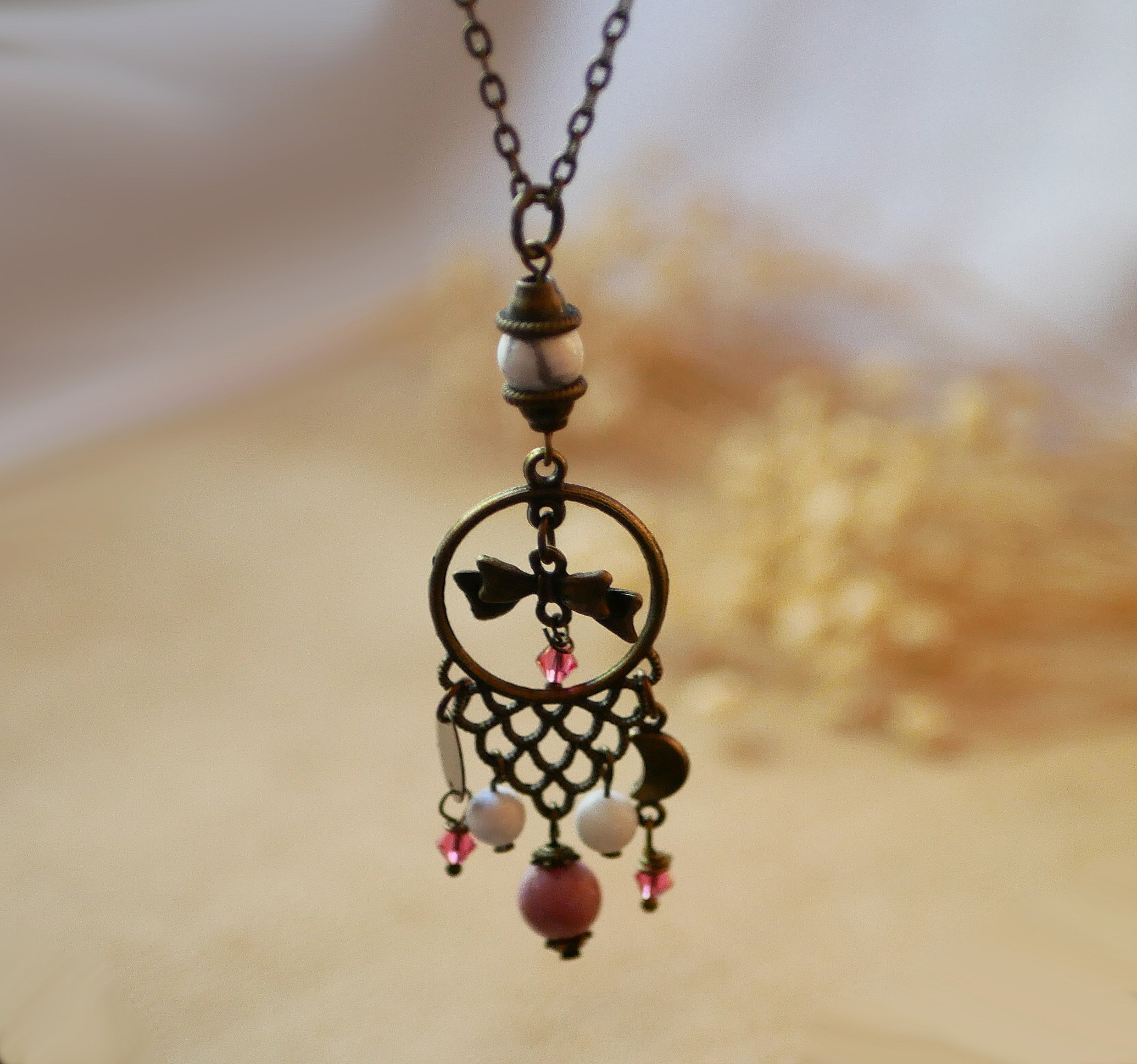 Halsband med bohemiskt h&auml;nge och naturstenar 