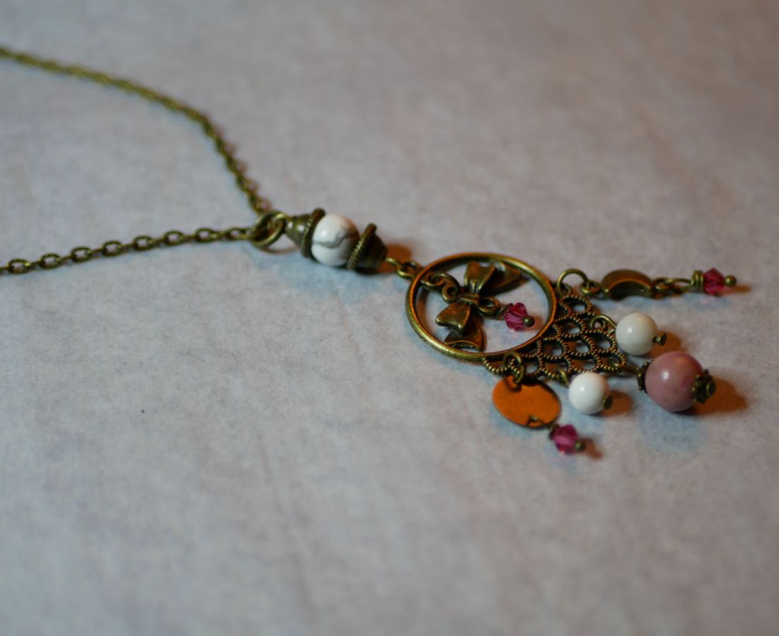 Halsband med bohemiskt hänge och naturstenar 