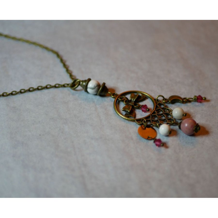 Halsband med bohemiskt hänge och naturstenar 