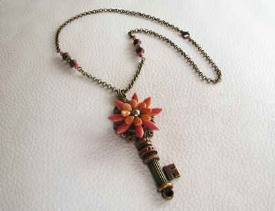 Nyckel och blomma hängande halsband med pärlor på kedja