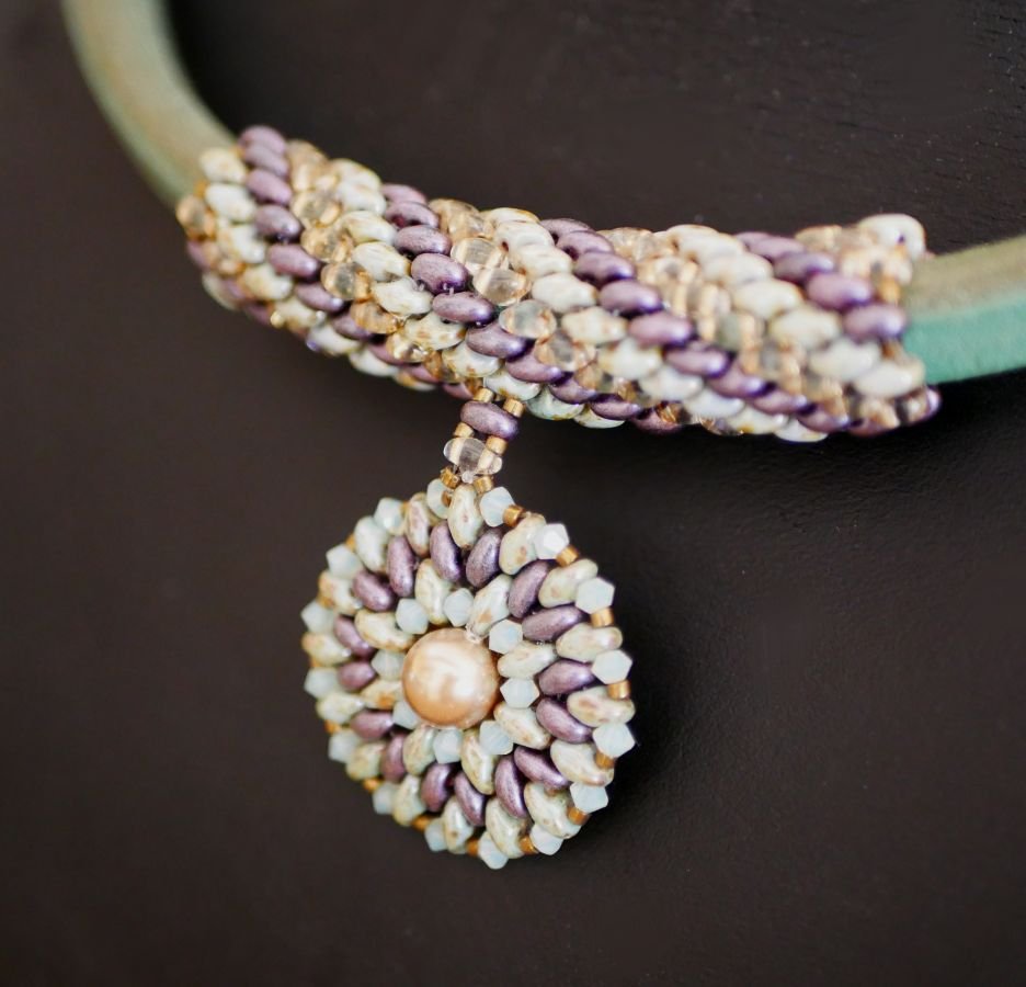 Halsband läder hänge Regaliz pärlor Lila/grön