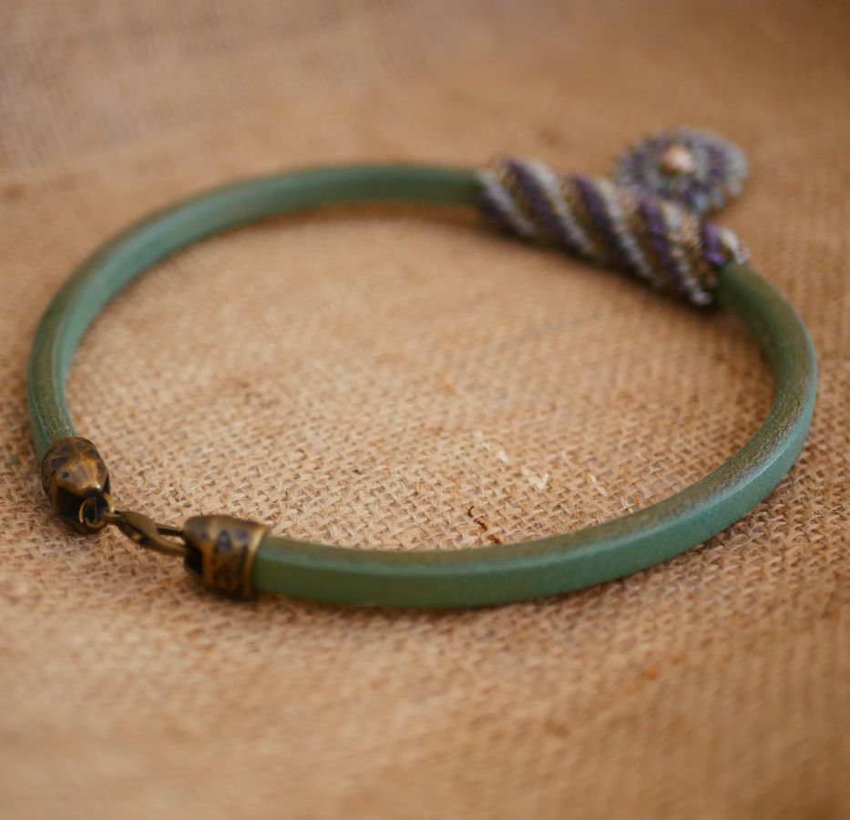 Halsband läder hänge Regaliz pärlor Lila/grön