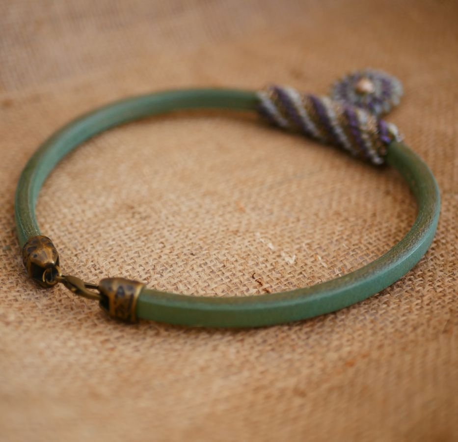 Halsband läder hänge Regaliz pärlor Lila/grön