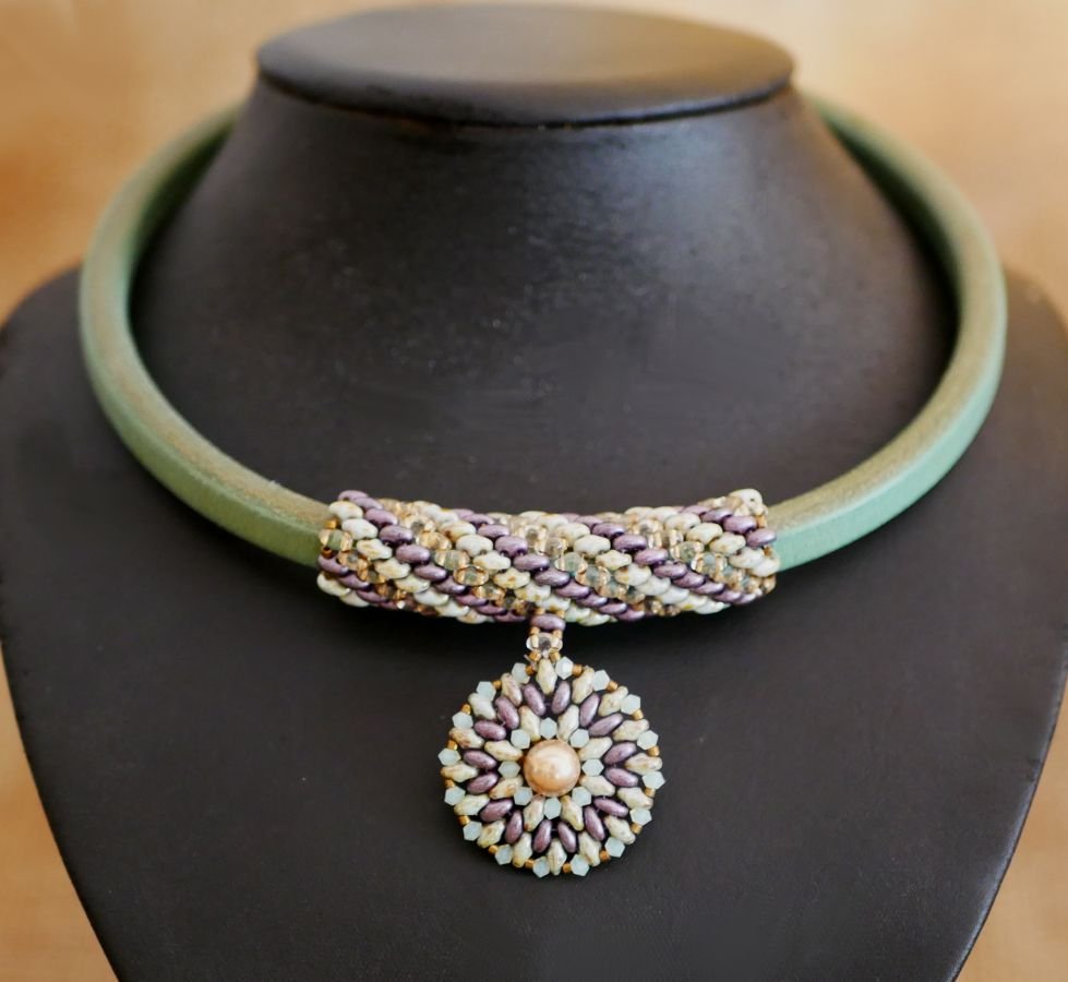 Halsband läder hänge Regaliz pärlor Lila/grön