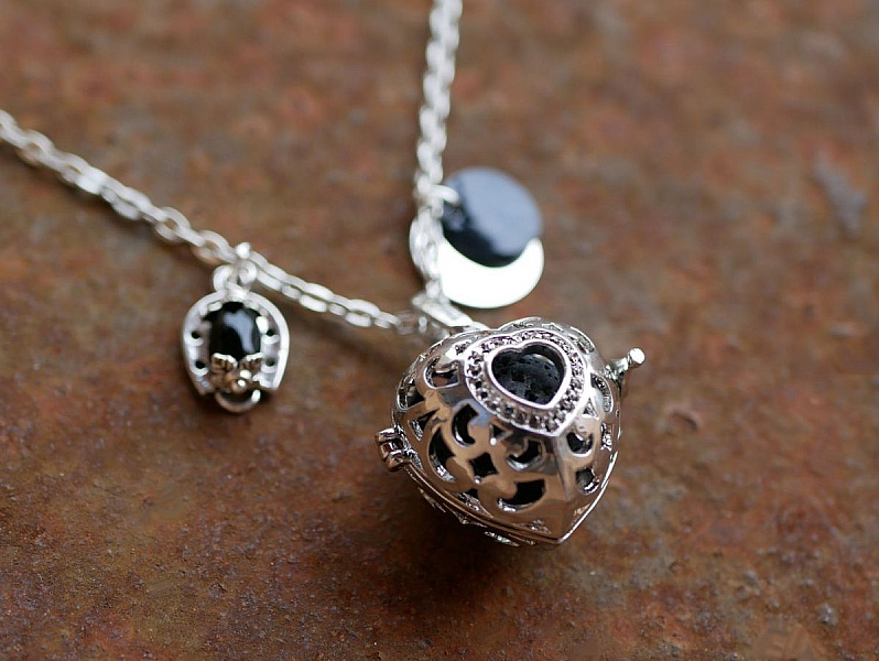 Collier pendentif diffuseur Coeur pierre de lave Noir