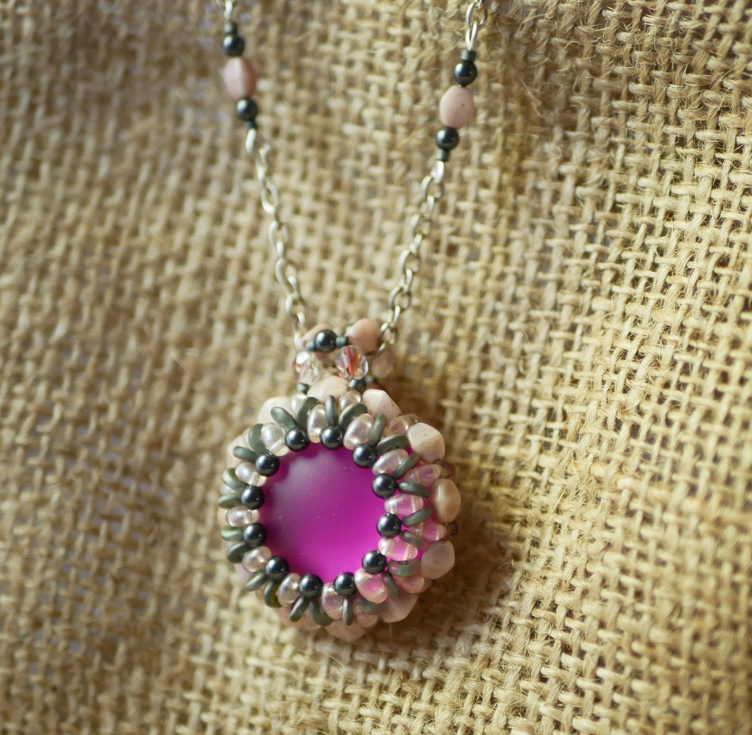 Queensland rosa hängande halsband