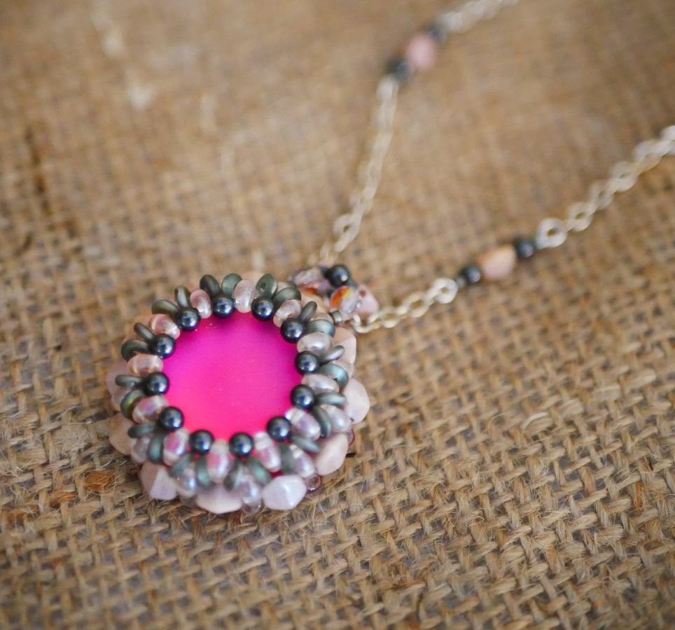Queensland rosa hängande halsband