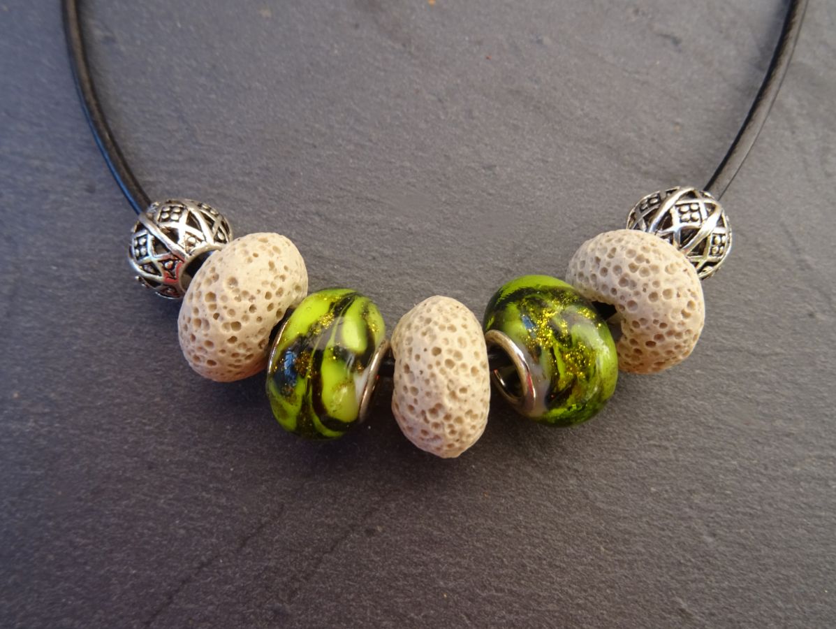 Ecru/Olivine pärlhalsband på svart läder