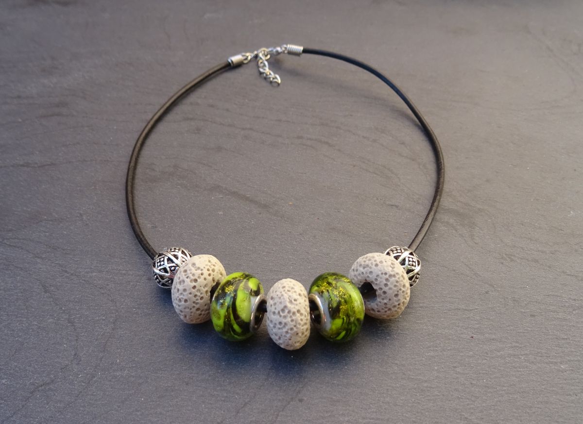 Ecru/Olivine pärlhalsband på svart läder