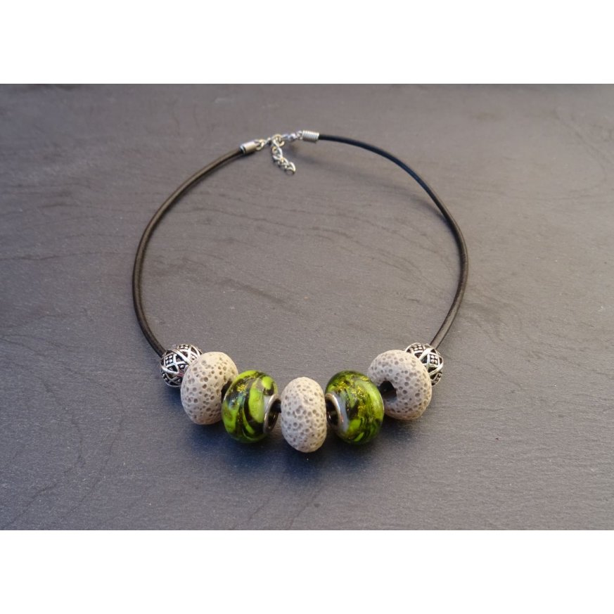 Ecru/Olivine pärlhalsband på svart läder