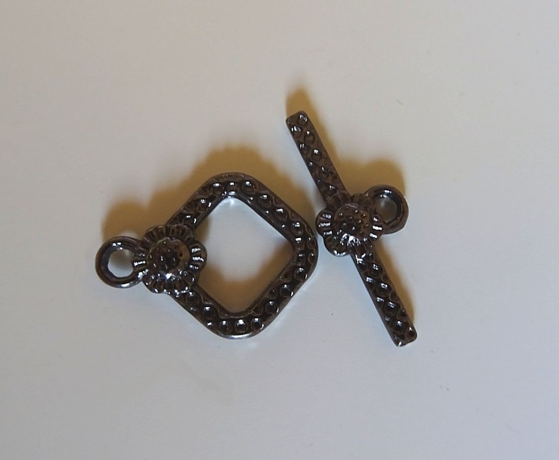 Svart nickel diamant T-spänne 20
