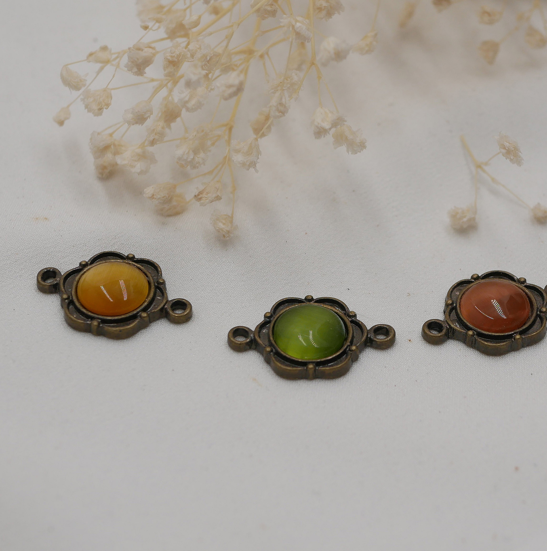 Lot de 5 demi cabochons Ambre sertis double connecteur bronze