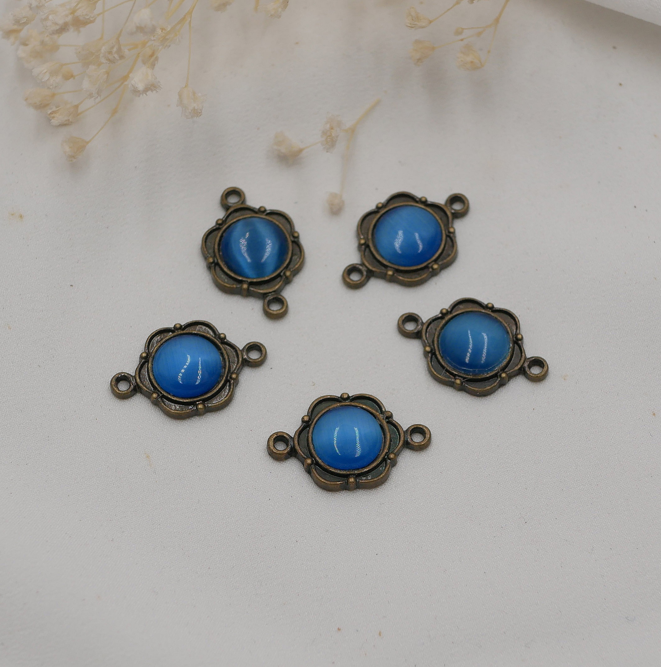 Lot de 5 demi cabochons Bleu fonc&eacute; sertis double connecteur bronze