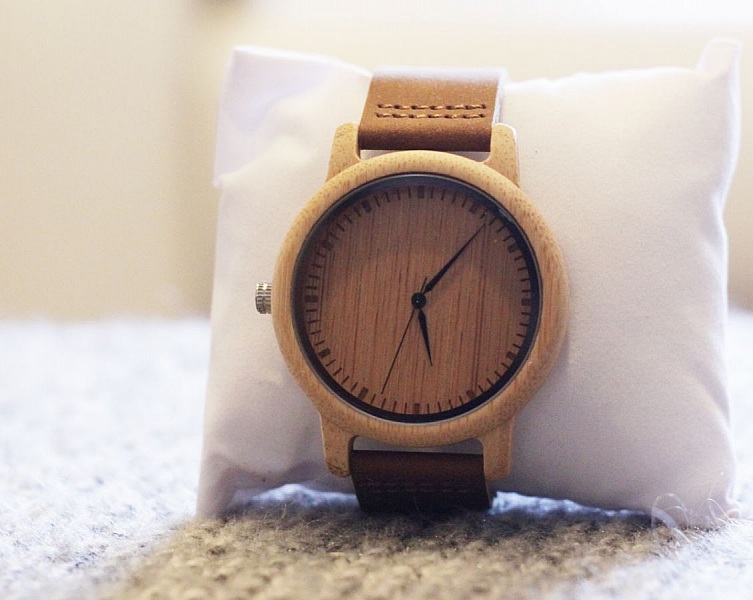 Montre homme bois clair sur bracelet cuir &agrave; personnaliser