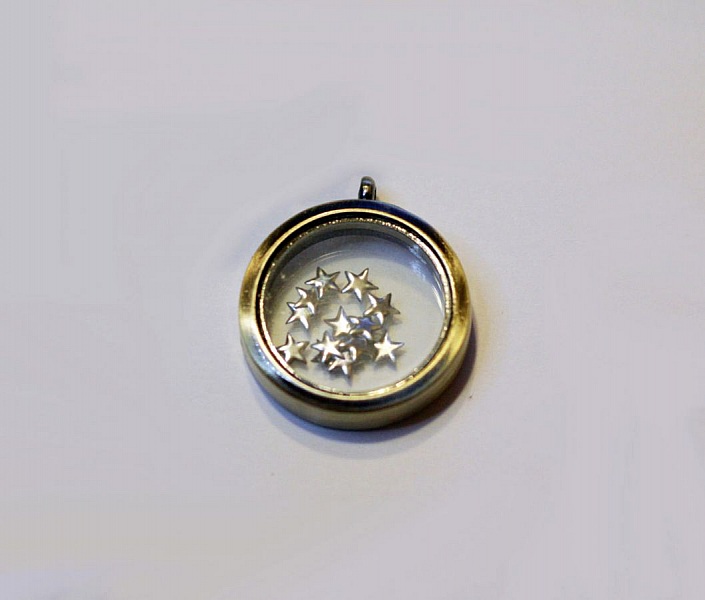 Medaljong glasl&aring;da F&ouml;rgylld brons 30 mm skatt h&auml;nge
