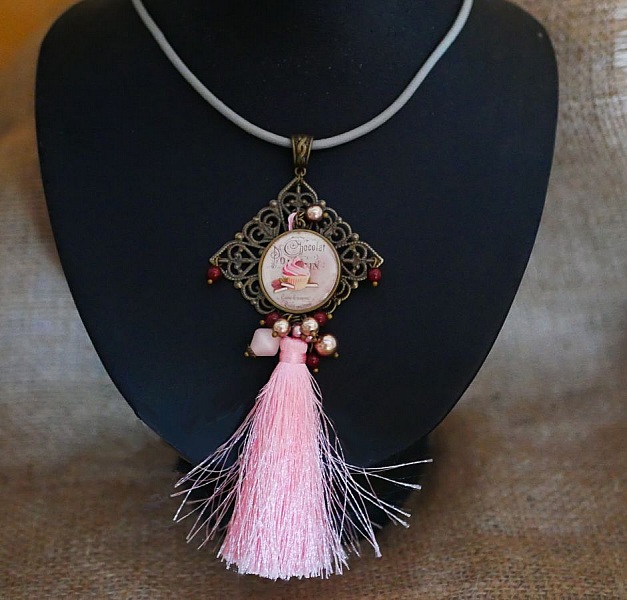 Cabochon h&auml;nge Muffin gourmand med rosa pompon