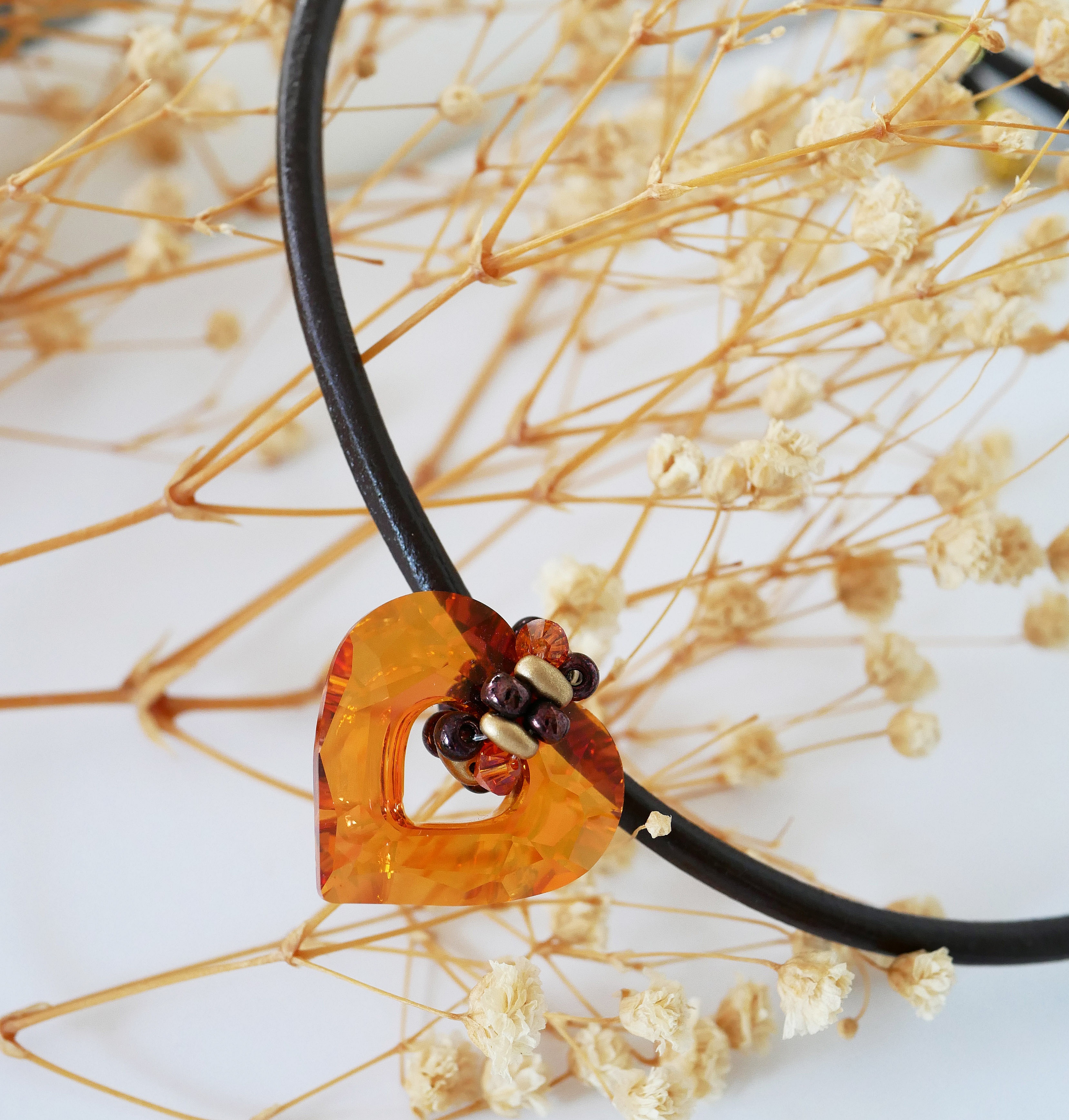 Swarovski hj&auml;rta h&auml;ngande p&aring; brunt l&auml;der