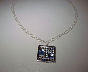 Kvadratiskt medaljonghänge med Swarovski cabochons
