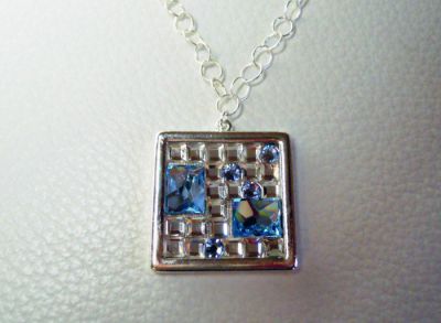 Kvadratiskt medaljonghänge med Swarovski cabochons