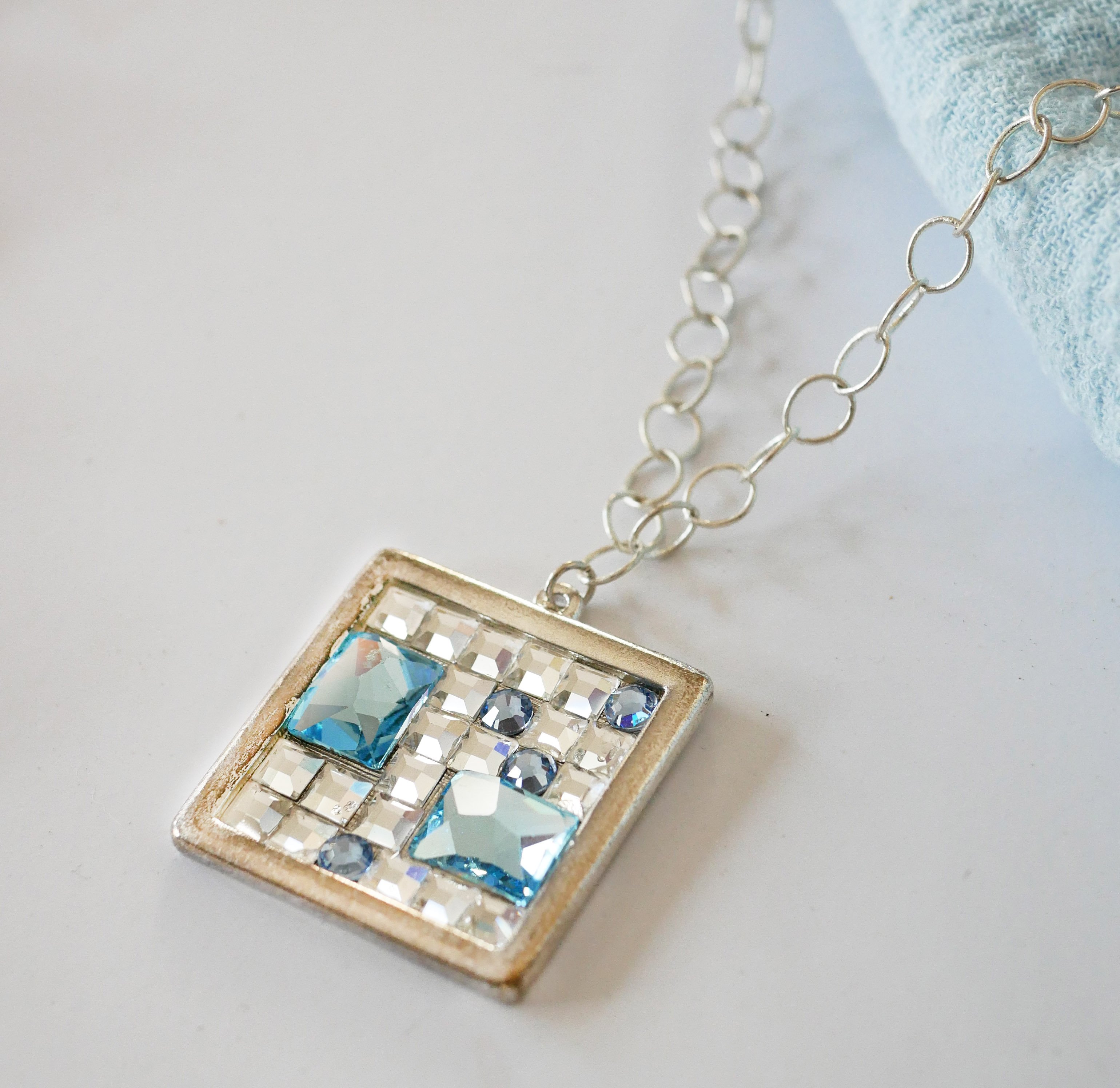 Kvadratiskt medaljonghänge med Swarovski cabochons