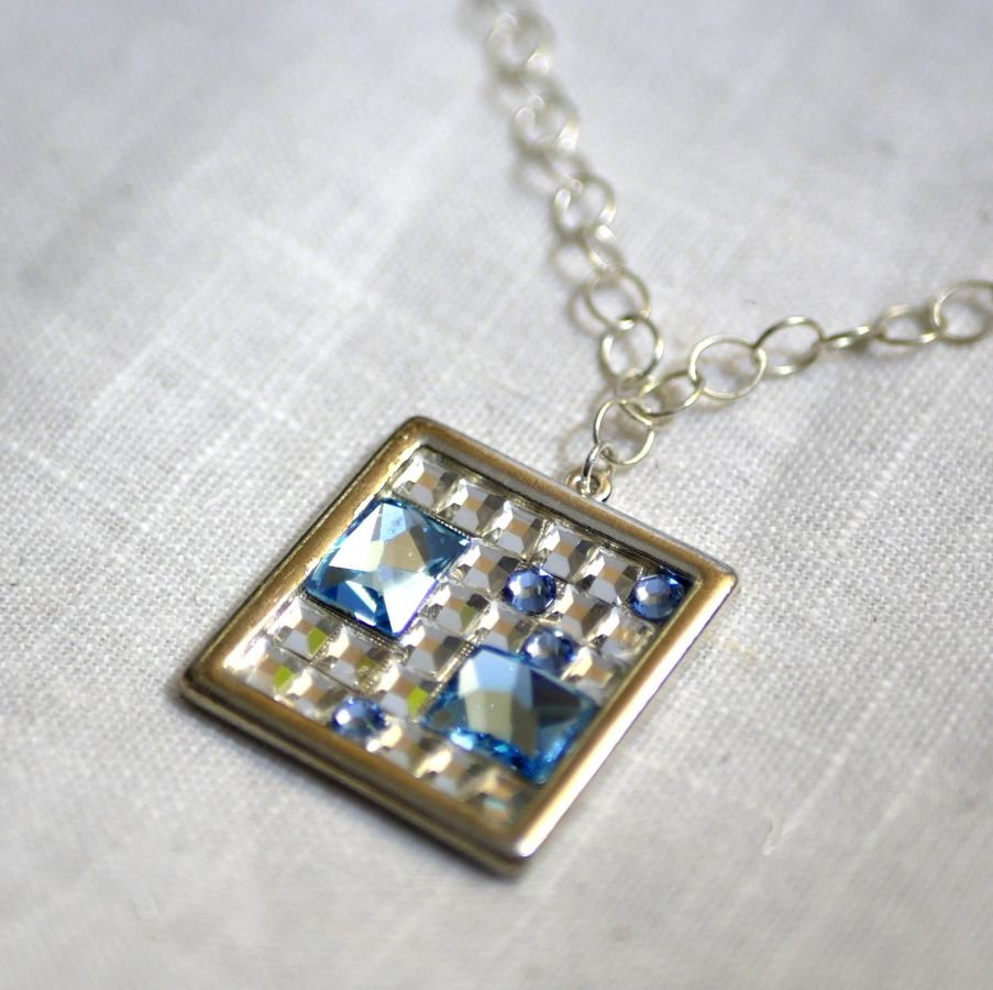 Kvadratiskt medaljonghänge med Swarovski cabochons