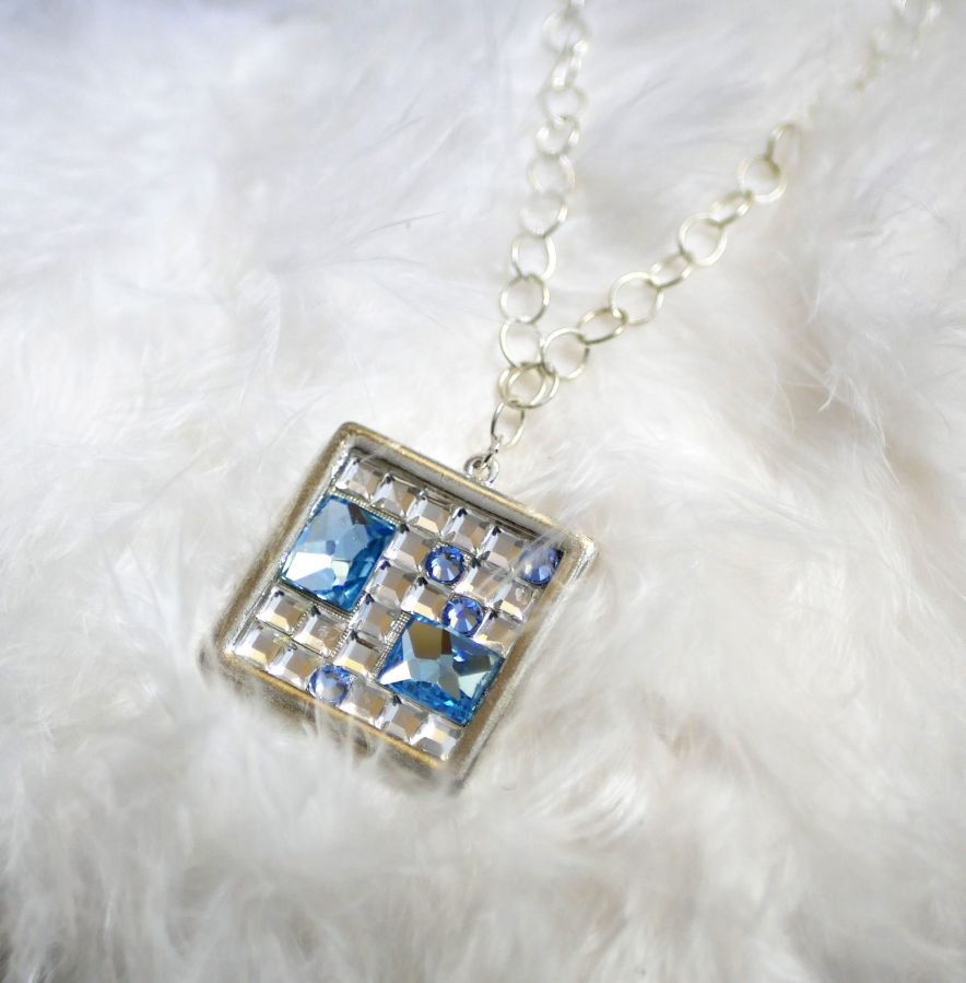 Kvadratiskt medaljonghänge med Swarovski cabochons