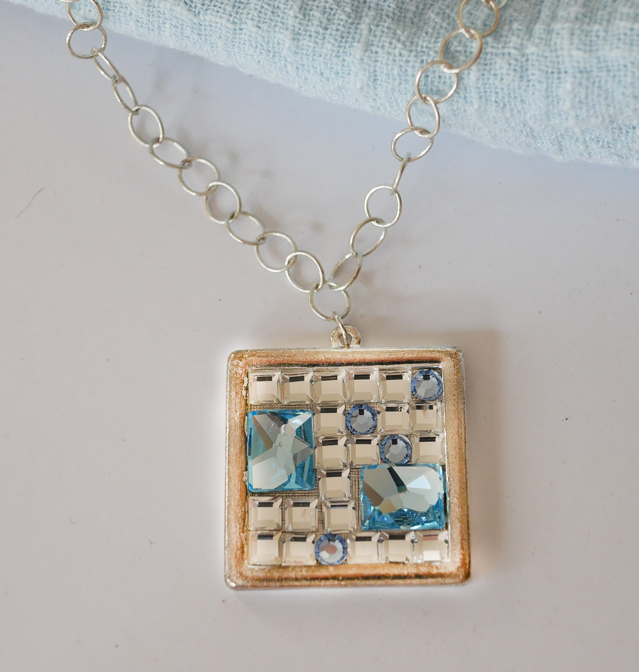 Kvadratiskt medaljonghänge med Swarovski cabochons