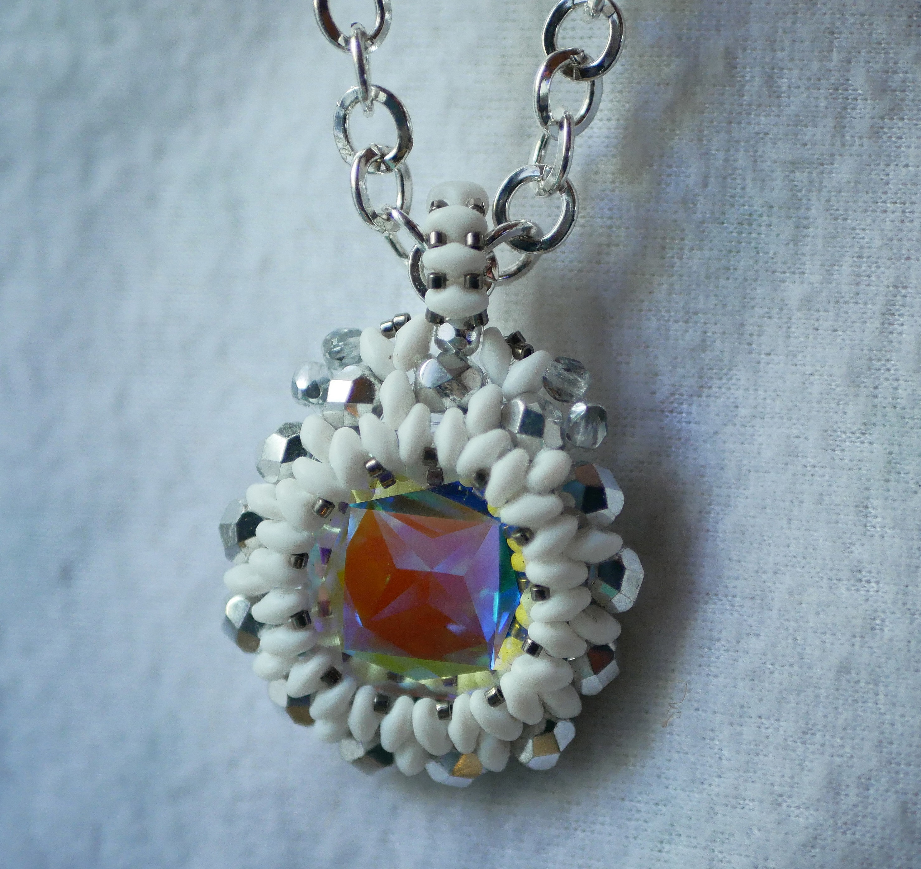 Super Duo vit medaljong med h&auml;nge p&aring; kedja