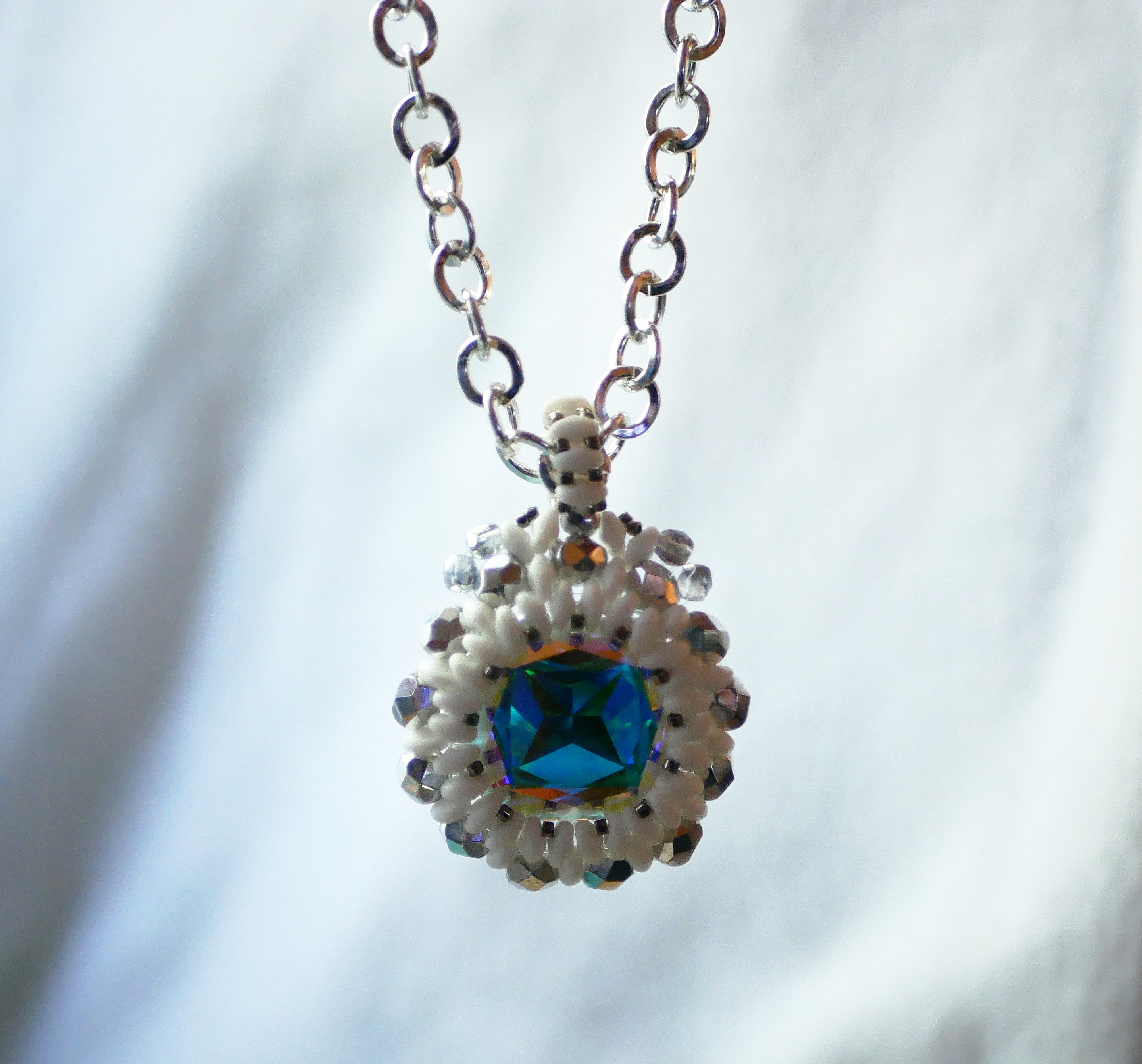 Super Duo vit medaljong med h&auml;nge p&aring; kedja