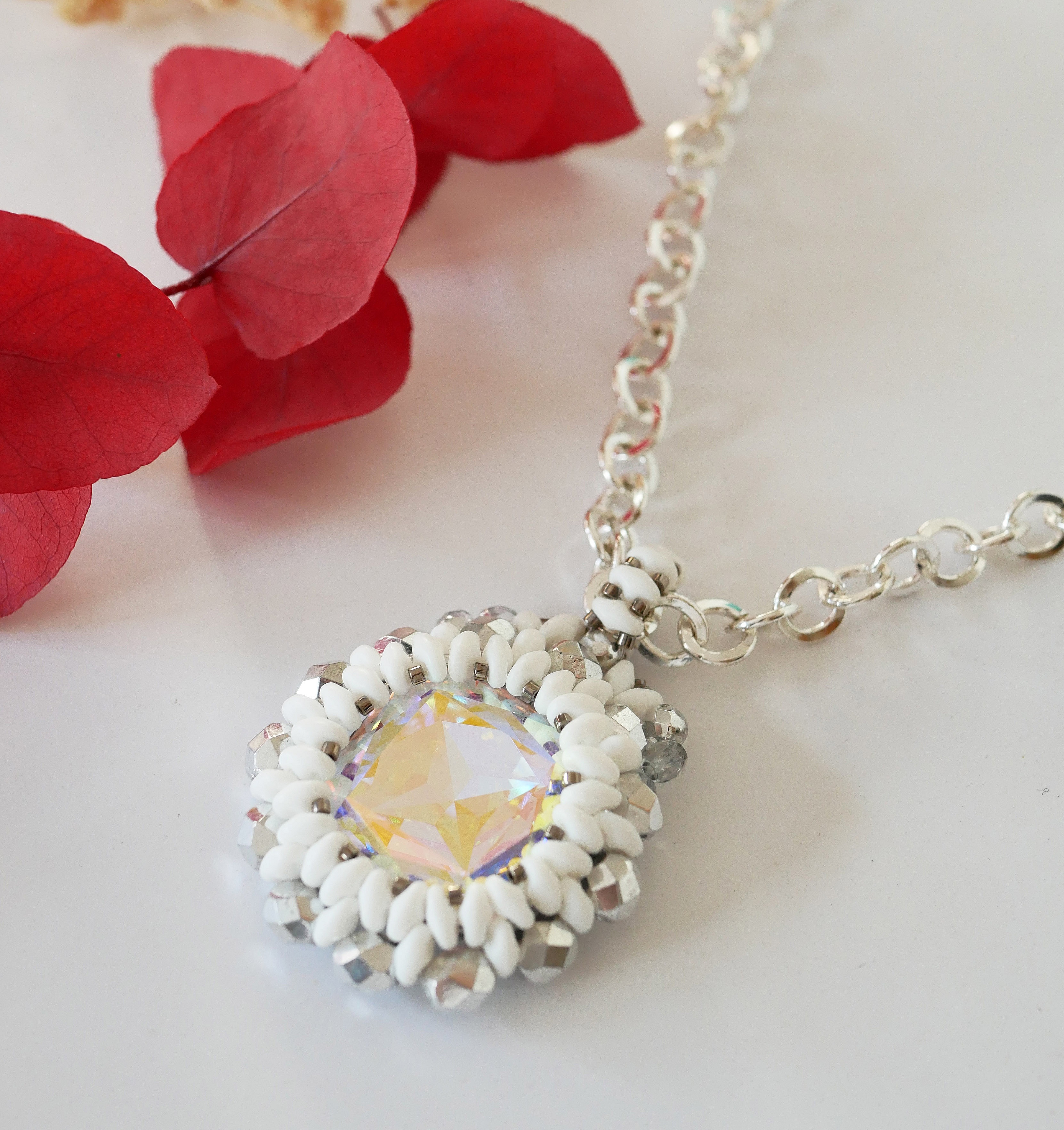 Super Duo vit medaljong med h&auml;nge p&aring; kedja