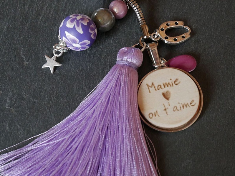 Tr&auml; cabochon nyckelring med parma tofs