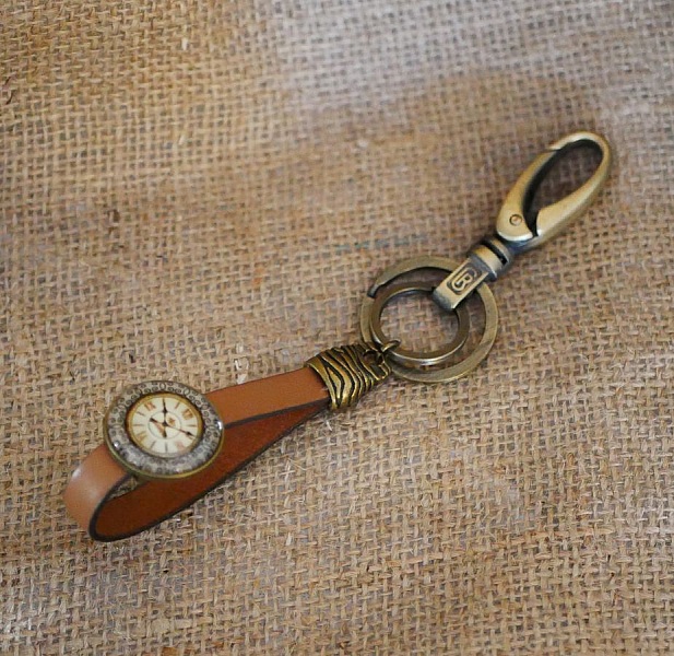 Nyckelring i l&auml;der med Gousset cabochon 