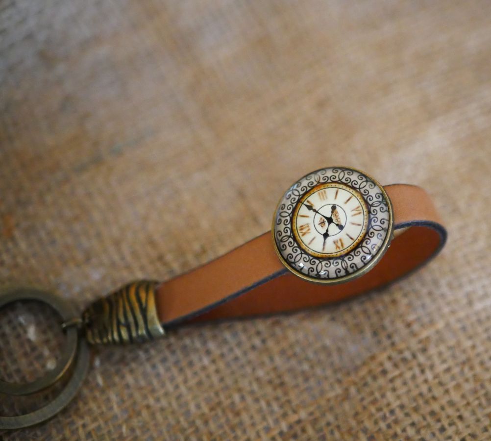 Nyckelring i läder med Gousset cabochon 