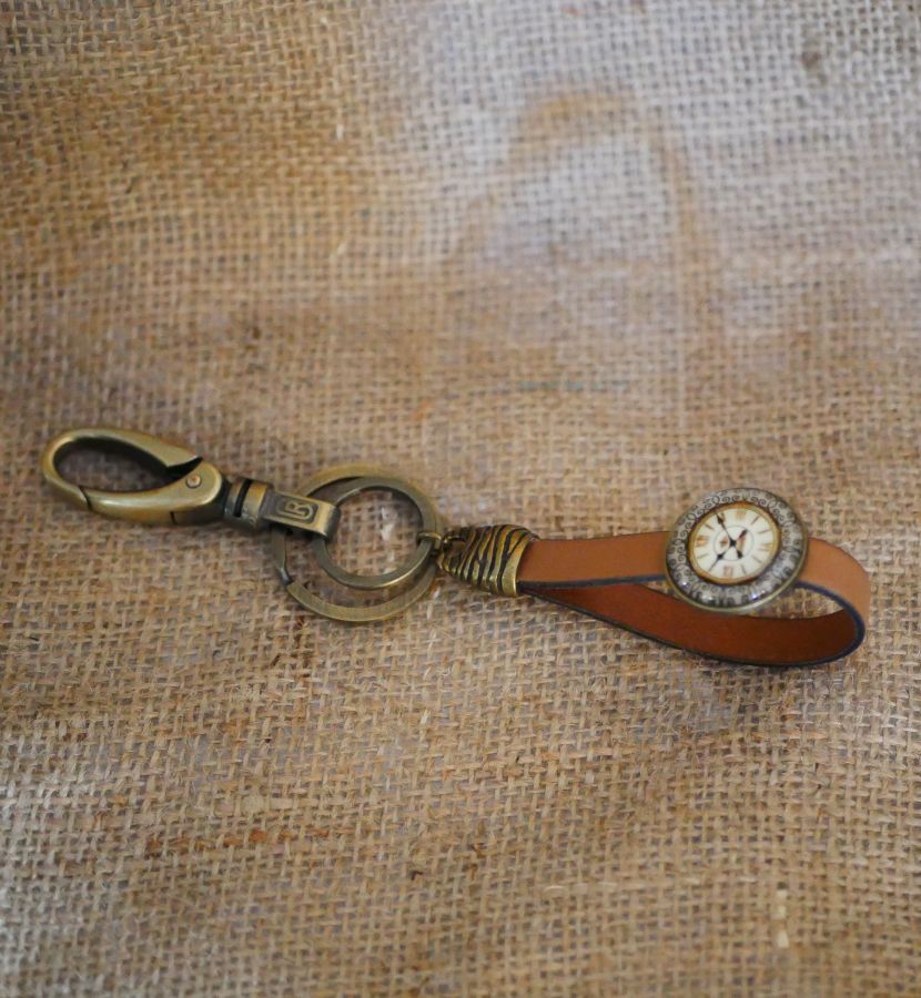 Nyckelring i läder med Gousset cabochon 