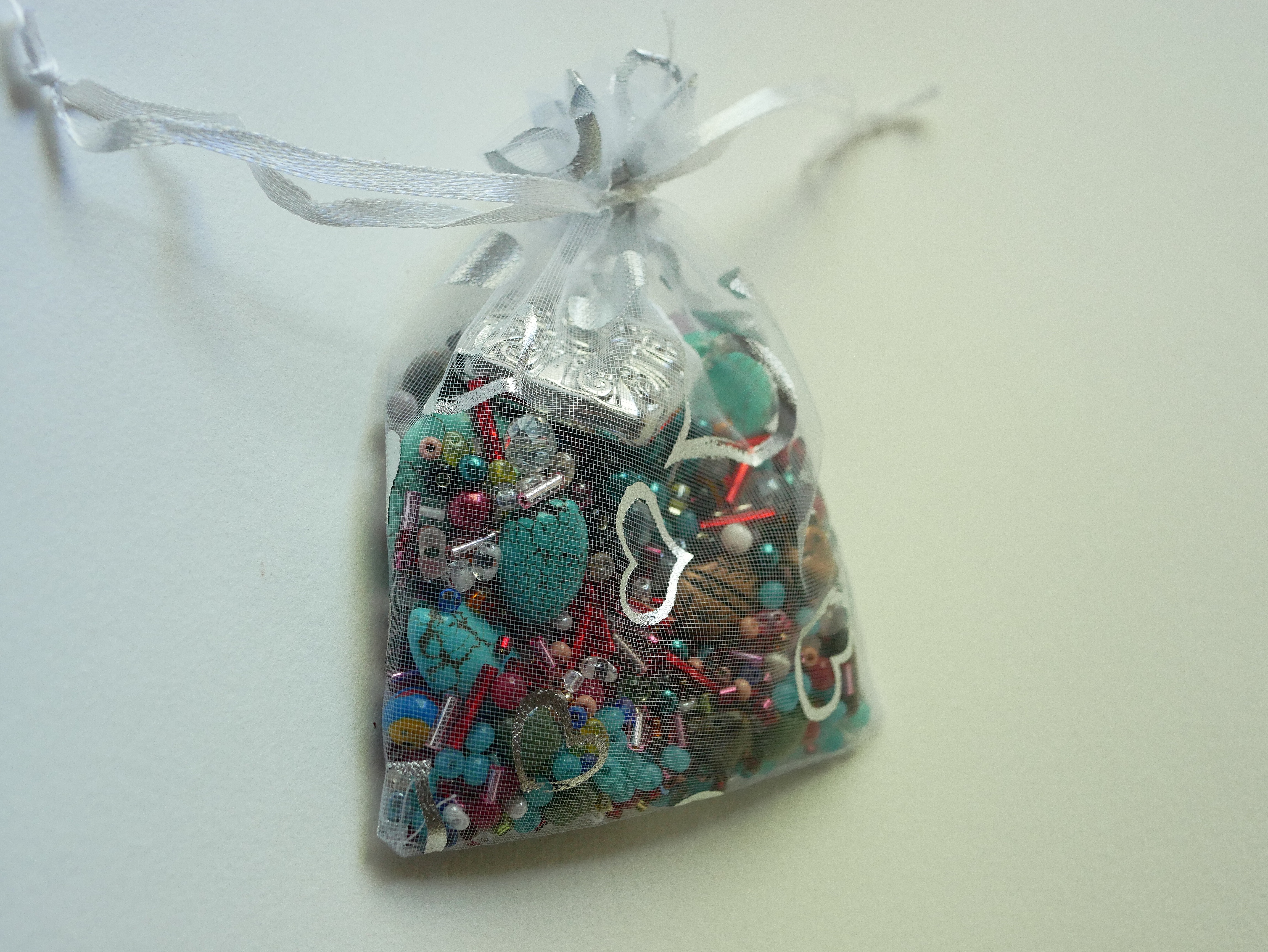 Sachet surprise de perles mixtes : 100 gr de perles verre, cristal, acrylique ou pierre gemme