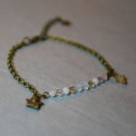 Armband i vit och guld med fin kedja