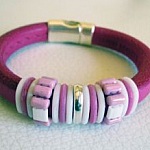 Regaliz armband i l&auml;der och rosa p&auml;rlor