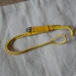 Gult flätad klockarmband